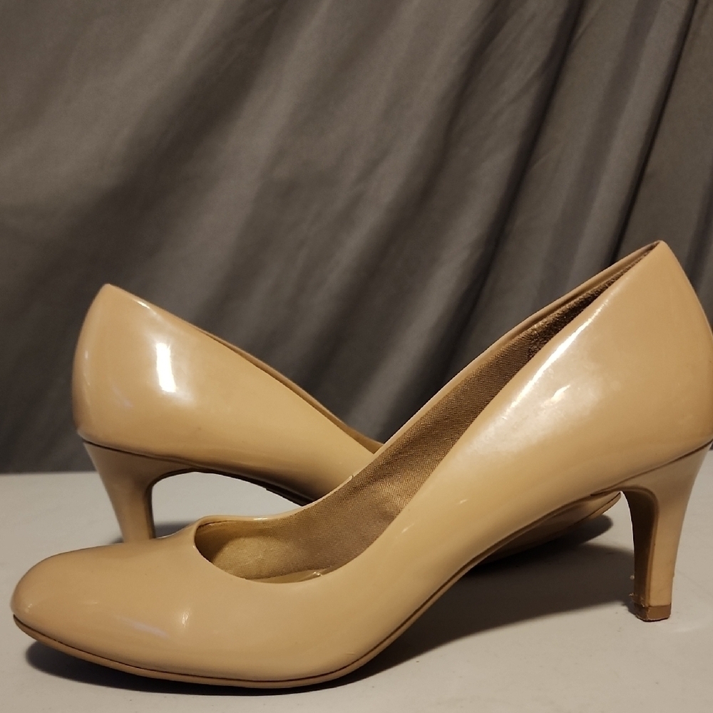 Dexflex Comfort Tan Mid-Heel Pumps